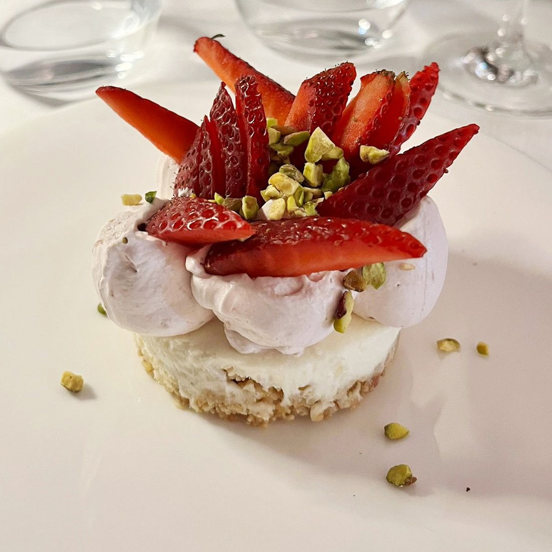 tortelletta croccante, fragole, gelato e pistacchio